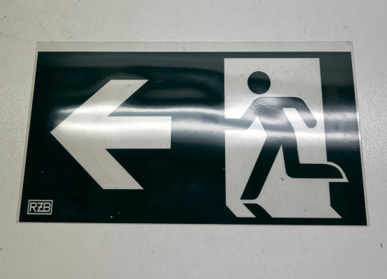 23,5/13 cm Rettungsweg Fluchtweg Schild Richtungspfeil links DIN EN ISO 7010 | Folie Selbstklebend  I LL4109