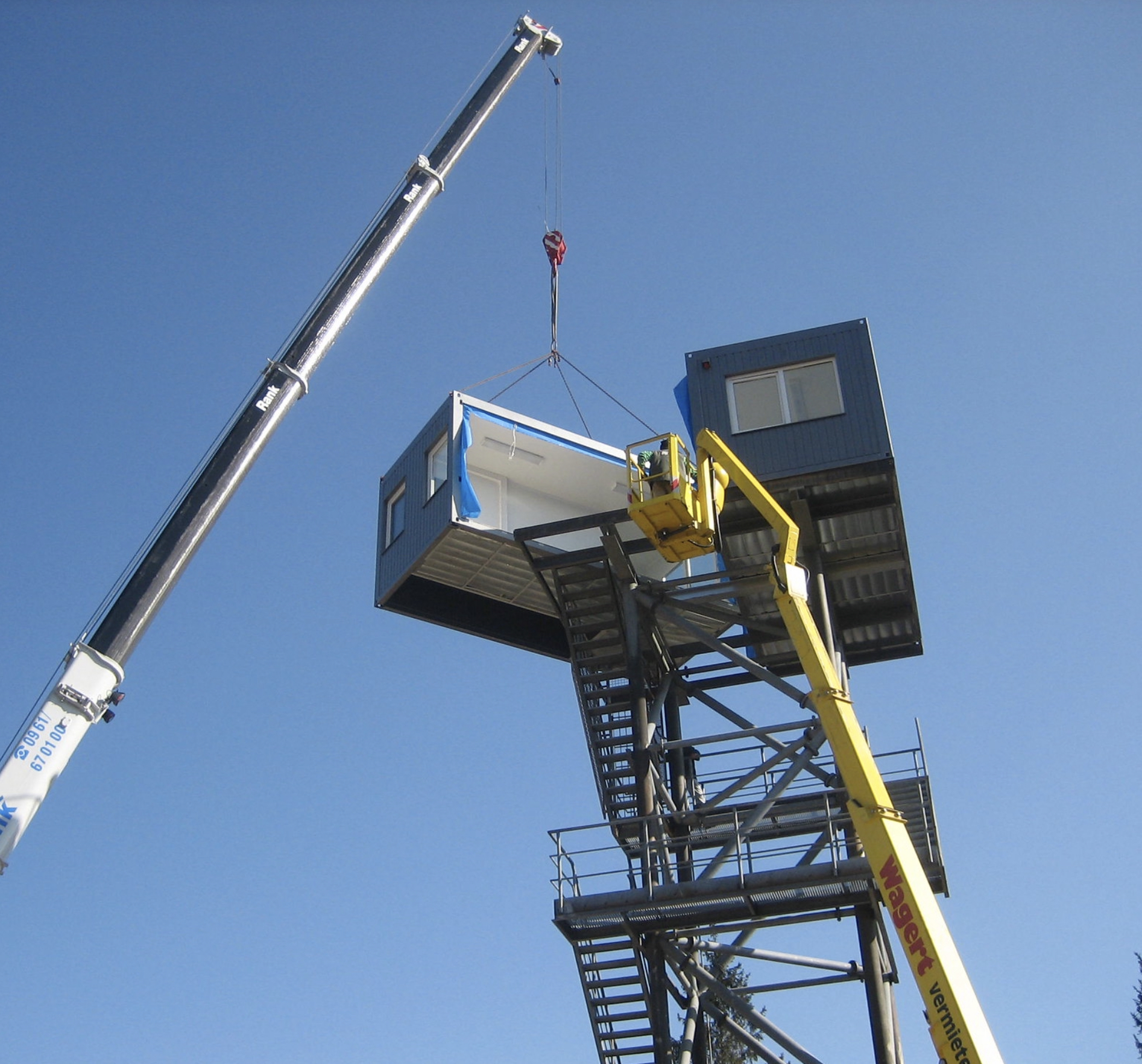 Bürocontainer 6m, Fenster variabel wählbar, Farbe blau