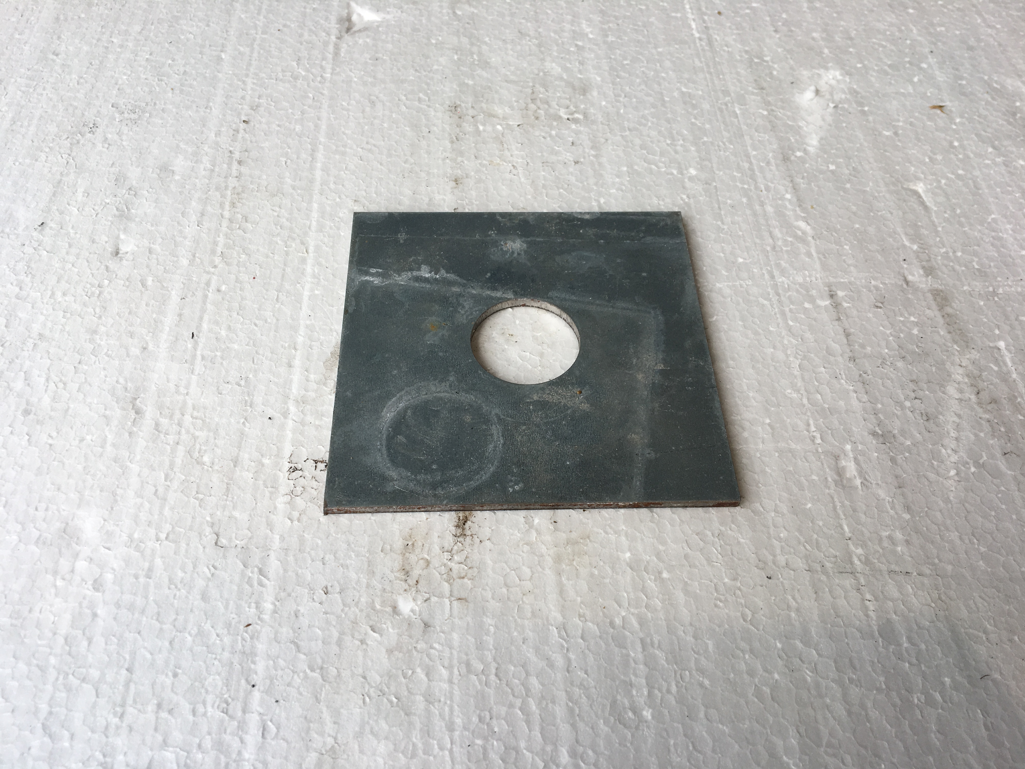 MK01 110/110 x 10 mm Stahlplatte  mit einem Loch 38 mm