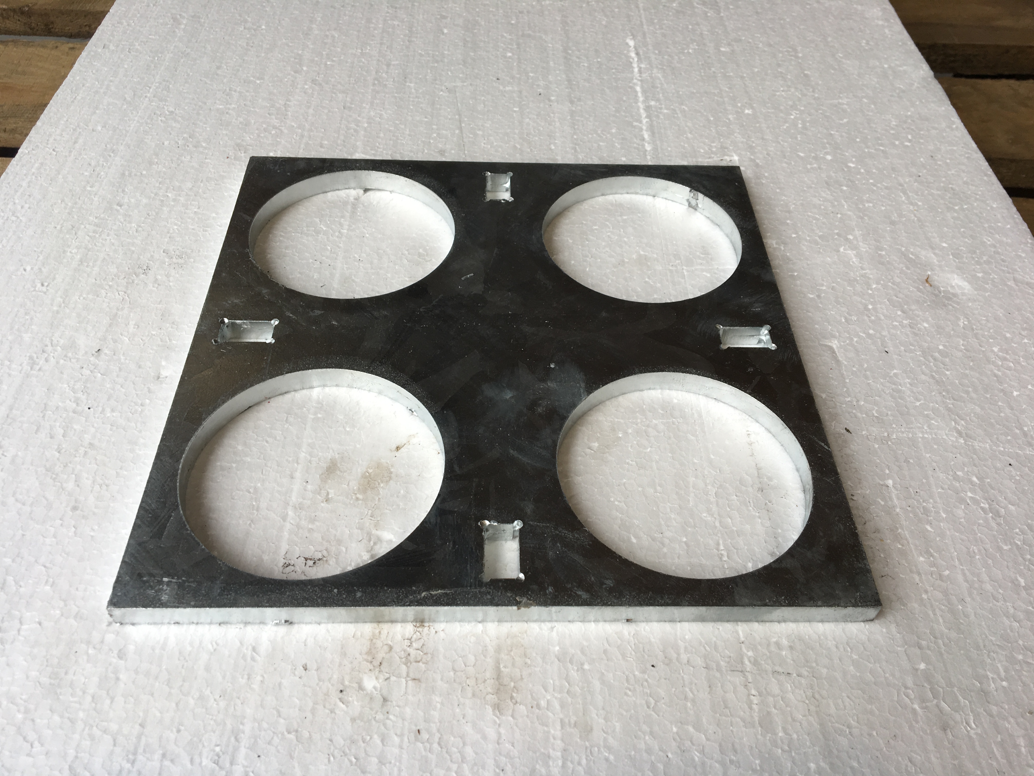 MK04 Alt 240/240 x 10 mm Stahlplatte mit vier Löchern Ø 90 mm