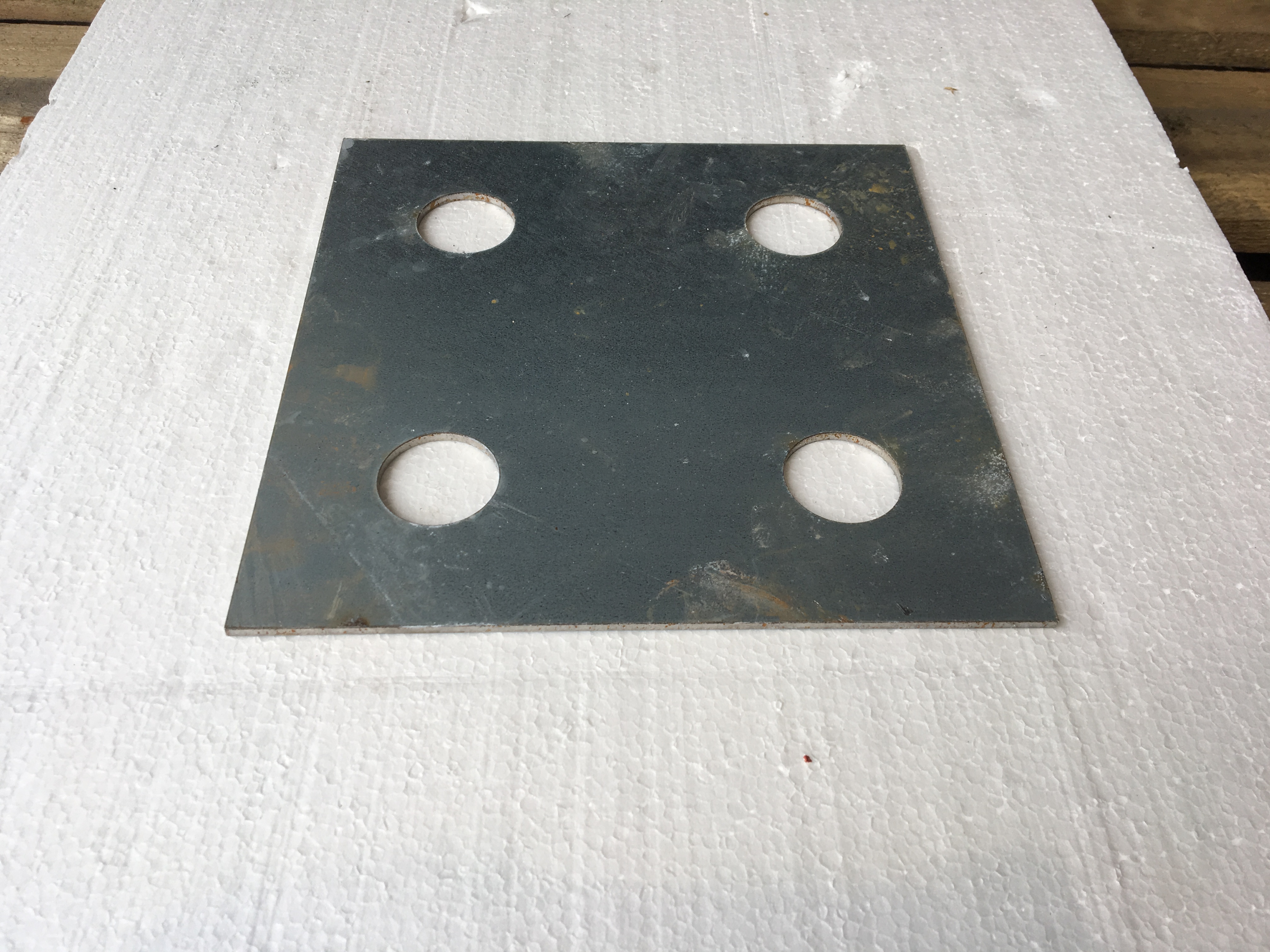 MK04 240/240 x 10 mm Stahlplatte mit vier Löchern Ø 38mm