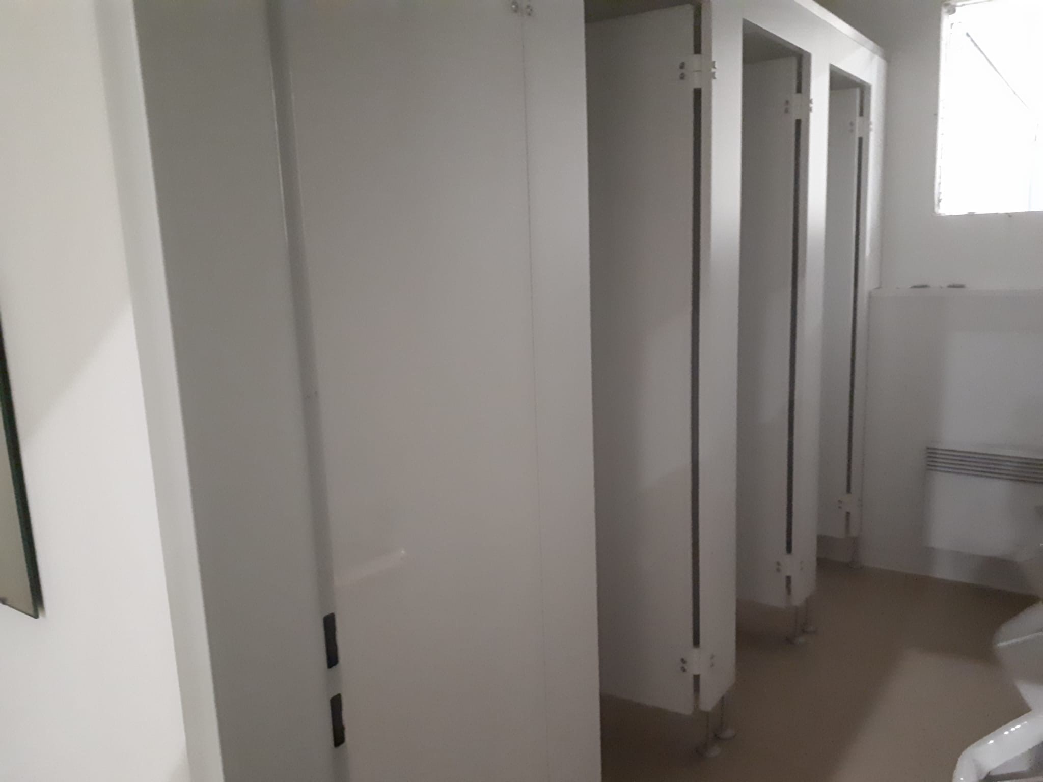 Ungrund-WC-Trennwand 4er Kabine