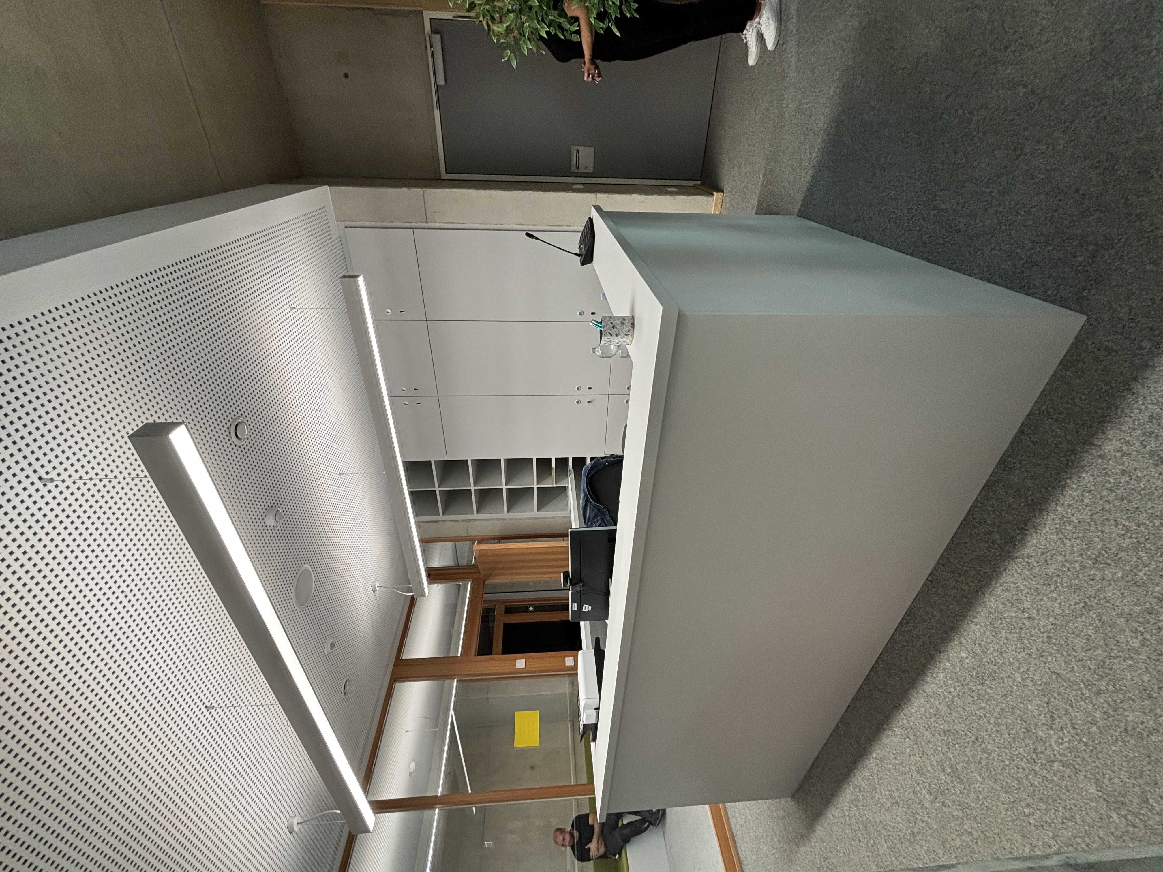 Schrankwand mit Empfangstresen von ungrund