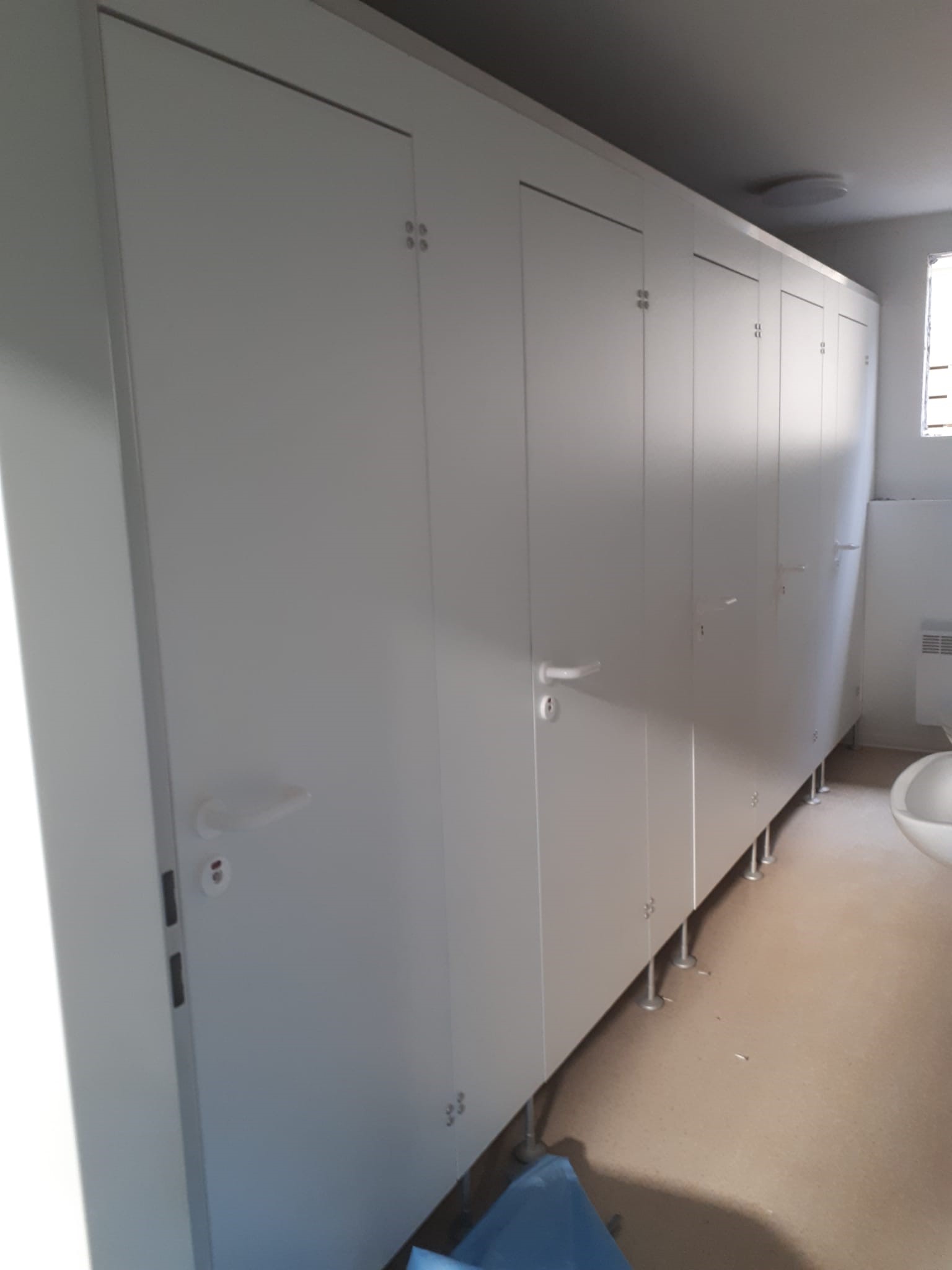 Ungrund-WC-Trennwand 5er Kabine