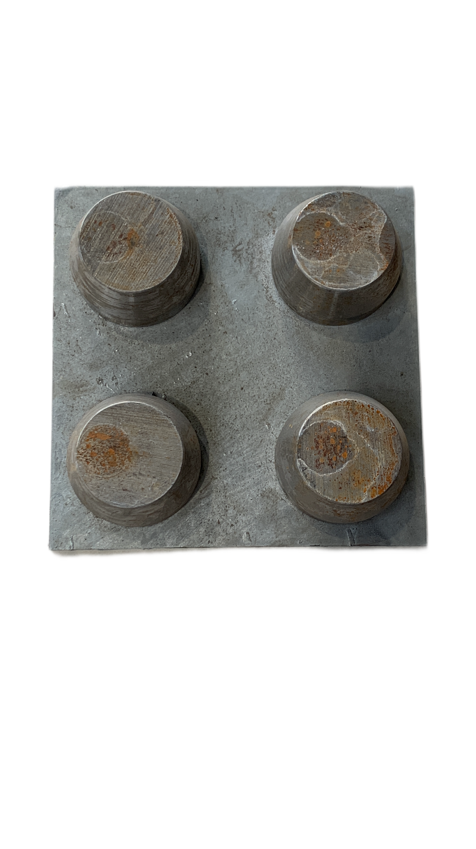 GK04 240/240 x 10 mm Stahlplatte mit vier  aufgeschweißten Kegeln