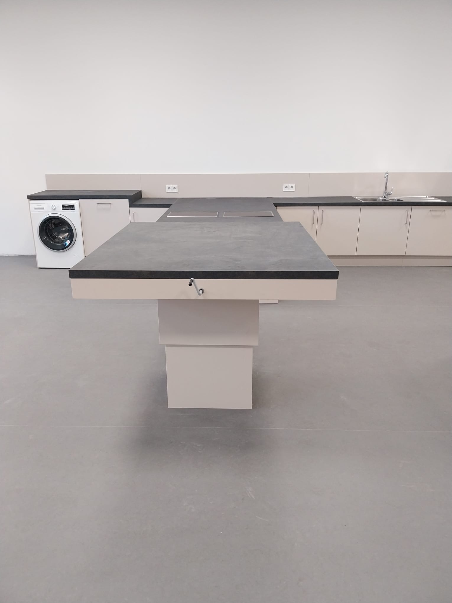 Höhenverstellbarer Arbeitstisch - Einsatzbereich Lehrküche