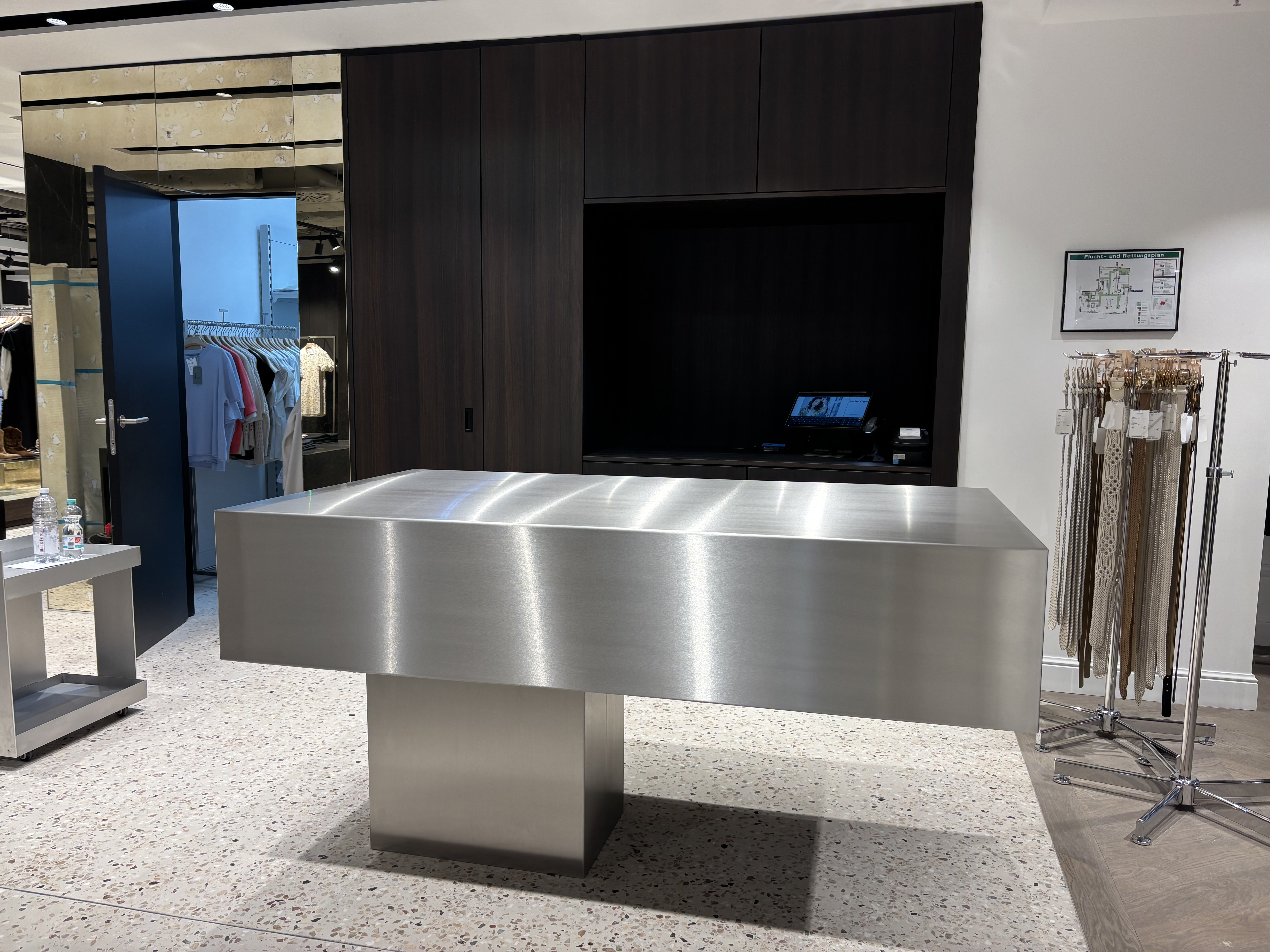 Kassentheke aus Edelstahl